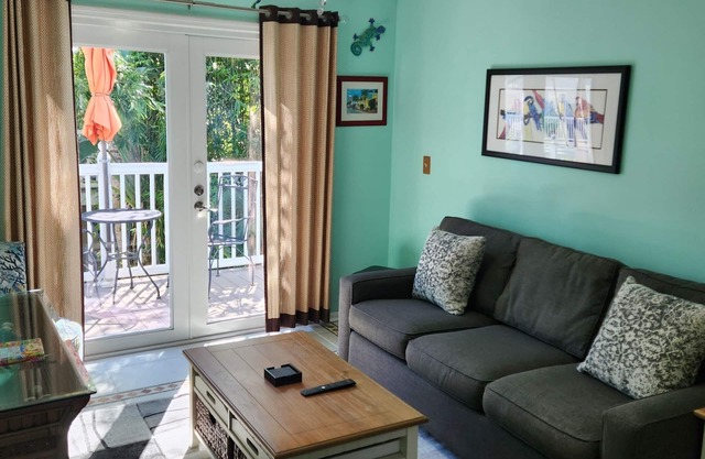 CONCH RETREAT Truman Annex Condo - 2 decks, pool, 2 Bikes, Free parking and WIFI