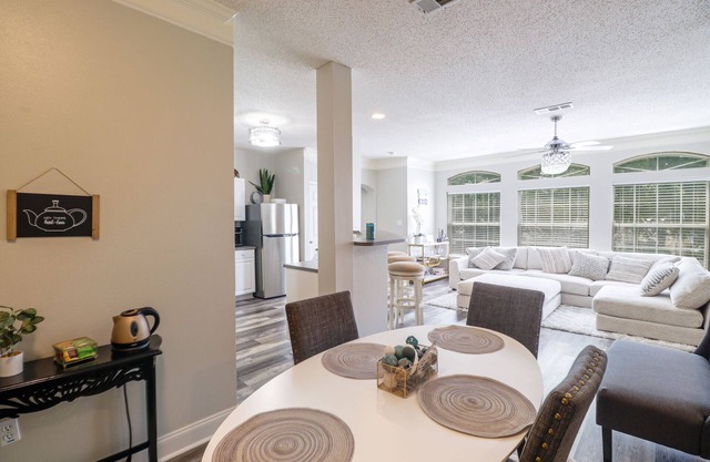 Condo in great location! 2BR, 2BA, sleeps 6, playground, 2 pools, hot tubs, gym.