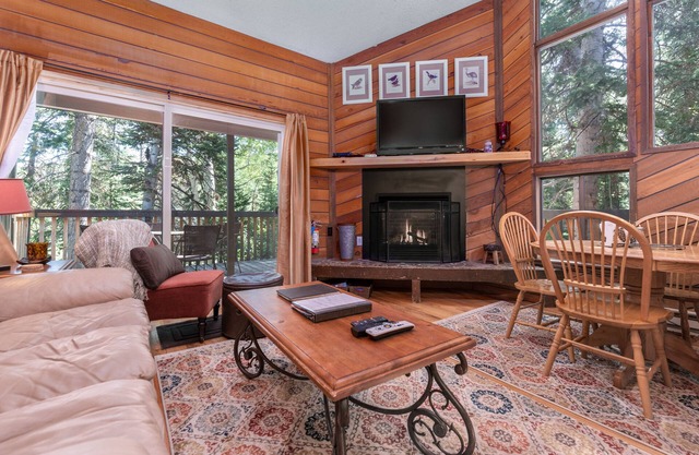 Condo SS7B- Dog Friendly, Cozy Condo, Ski In/Out