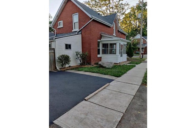 Condo style 2 bed unit on main level with parking