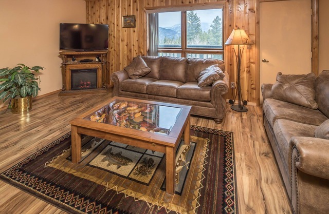 Condo w/fireplace, great views & community pool/hot tub - Hidden Village Big Sky Retreat