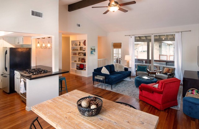 Condo w/Pool. Walk to Zilker Park, Barton Springs, ACL Fest & More