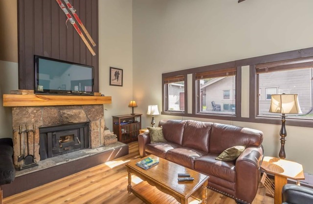 Condo with community hot tub & spectacular location - Glacier Family Retreat
