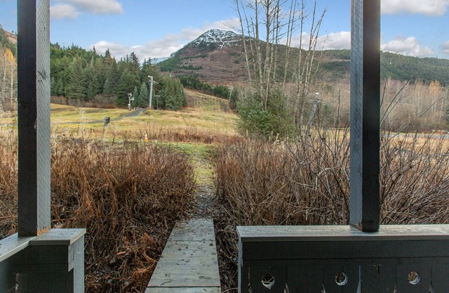 Condo with stunning views near shops and restaurants with immediate ski access