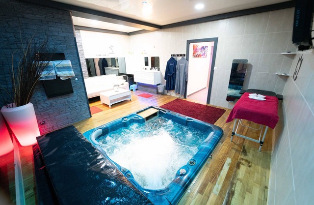 Condominium apartment with jacuzzi jacuzzi sauna