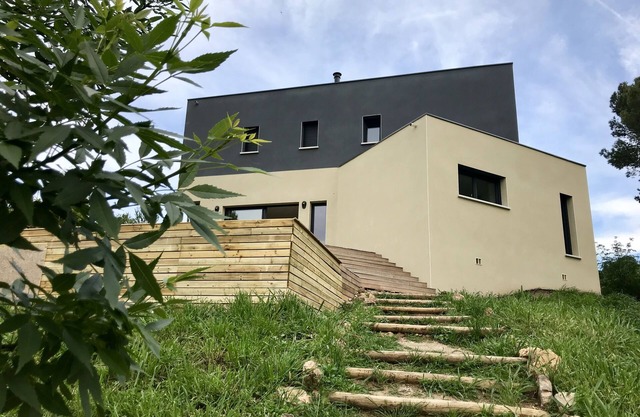 Contemporary comfortable & warm cottage in the heart of nature. Great view. SWIMMING POOL