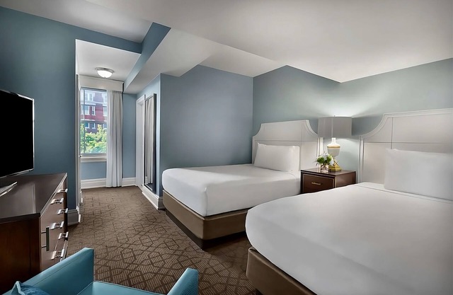 Contemporary Hotel in Central West End district! Parking, Pool & Cinema Onsite!