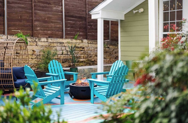 Content Casa: Walk to Bars + Sauna & Hot Tub