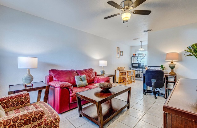 Convenient, dog-friendly beachside condo with AC & beach chairs - walk to sand