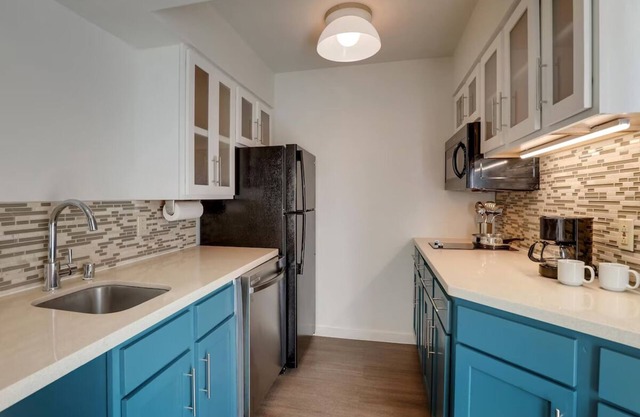 Convenient Location! Close to Norman Y. Mineta Airport, with Outdoor Pool!