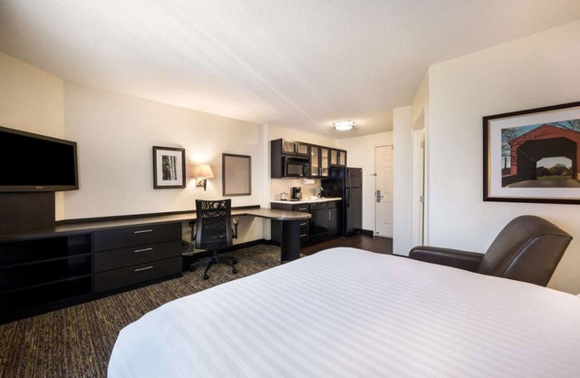 Convenient Silicon Valley Accommodation! Stuite with Private Full Kitchen!