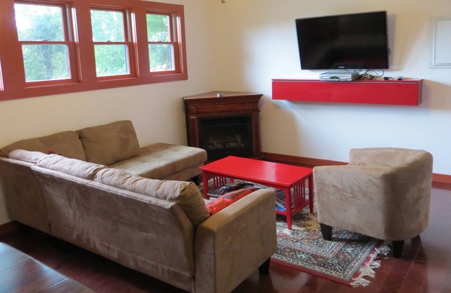 Converted Coach House - 1-BR Duplex, bay view, private, just renovated