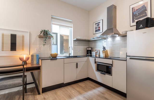 Conway D102 by AvantStay | Modern Downtown Studio in Walkable Neighborhood