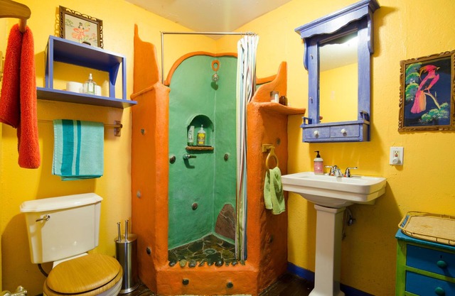 Cool Artistic Treehouse Cabin Near South Congress Dist and Downtown!