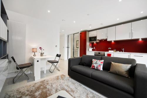 Cool Dalston studio with balcony and gym