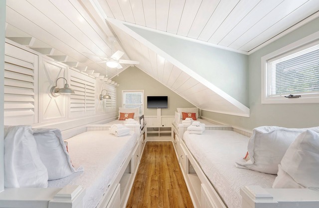 Cool kids Loft! - Walk or Ride to the beach - Bikes and Amenity Cards included!