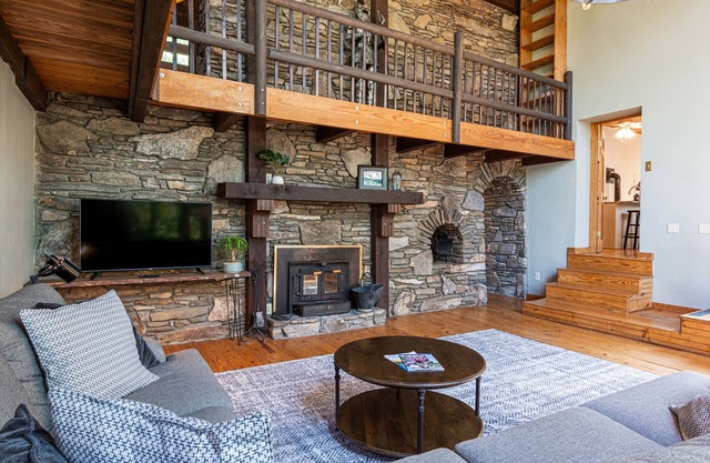 Cool Mountain Lodge just 2 Mi to Blk Mt. Hot Tub-Fire Pit 2 King Suites Pet OK.