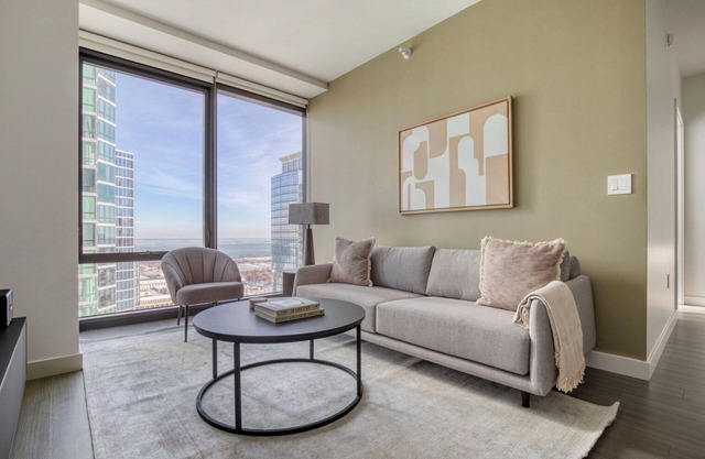 Cool South Loop 2BR w/Pool, Gym & Sports, nr Grant Park, by Blueground
