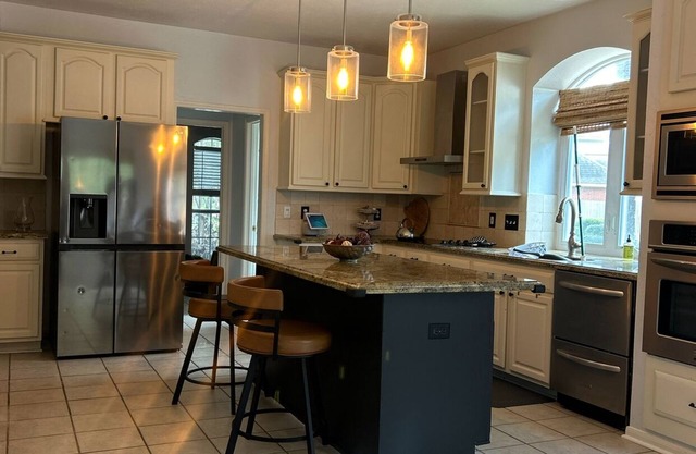 Cool Water Vibes Charming 4-bedroom house Sugar Land- complementary mini Bar