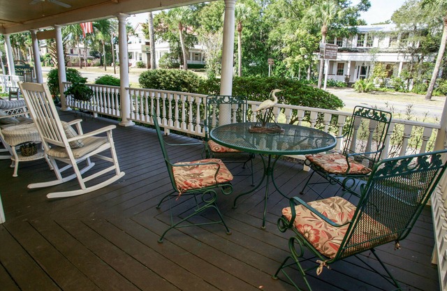 Coombs Inn & Suites