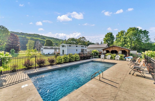 Coop Diamonds Luxury Rentals; Sunrise Estates 1
