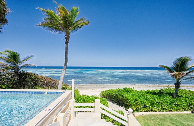 Coral Loft 4BR + 1 BR Oceanfront Villa w/Private Pool & Beach in Grand Cayman