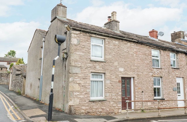 CORNER COTTAGE, pet friendly, with a garden in Kirkby Stephen