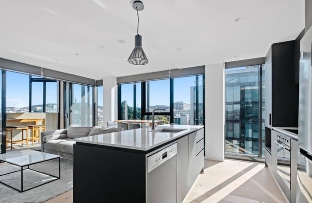 Corner unit with City Views | Pets & Free Parking