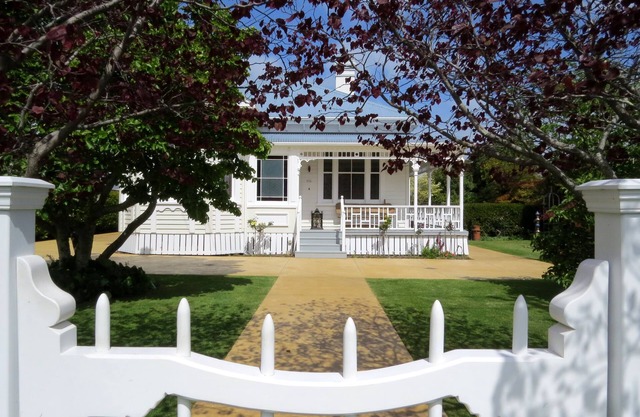 Coromandels Three Chimney Villa - Walk to Town/Private Fenced Yard/Very Spacious
