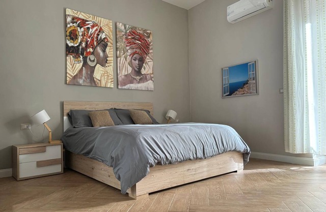 Correra Charme is an apartment 5 minutes from Piazza Dante
