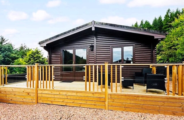 Corrie Lodge - sleeps 4 guests in 2 bedrooms