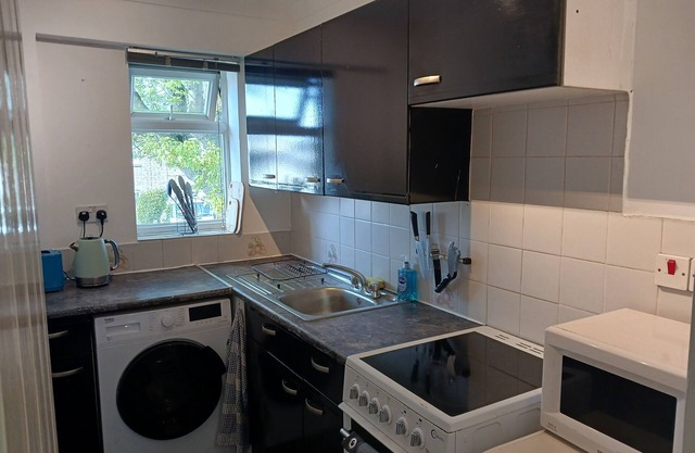 Cosy 1-Bed Apartment in Swindon, private parking