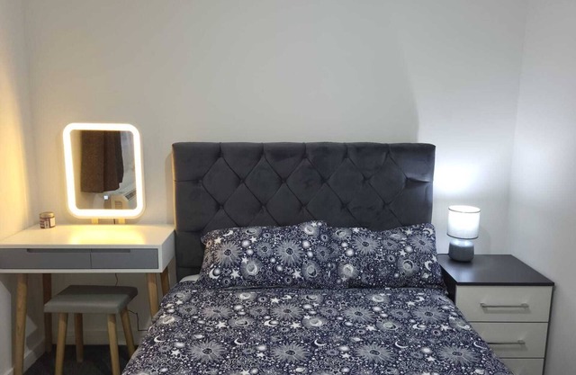 Cosy 2 Bed Apartment - 8 Min Walk to the Station & 15 min Walk 2 Excel Exhibitio