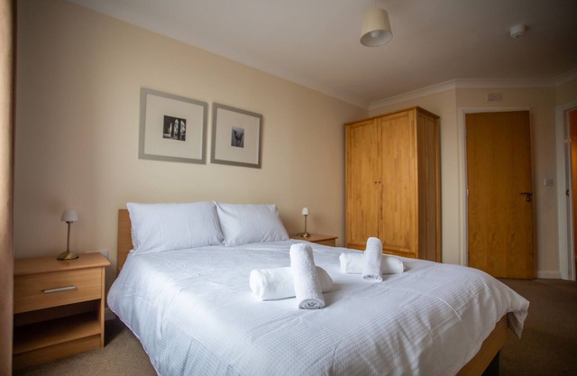Cosy 2 bed flat near train station Basingstoke with Free Parking!