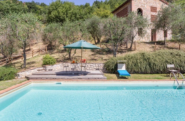 Cosy apartment in villa with WIFI, pool, TV, patio, pets allowed and panoramic view, close to Lu.