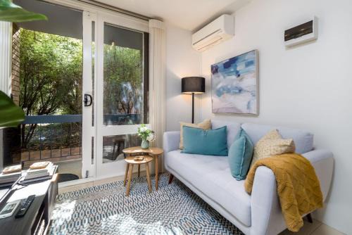Cosy and convenient leafy apartment