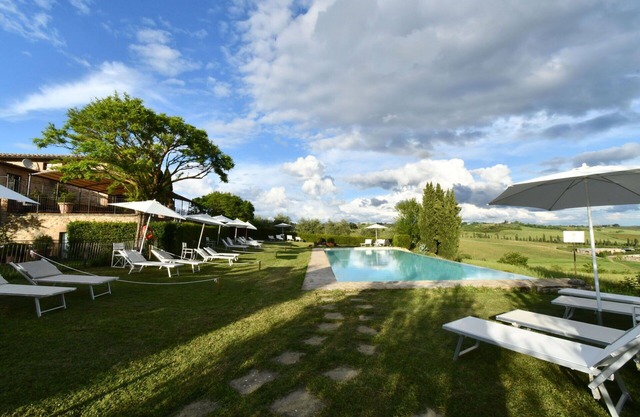 Cosy apartment for 4 guests with A/C, pool, WIFI, TV and pets allowed, close to Siena