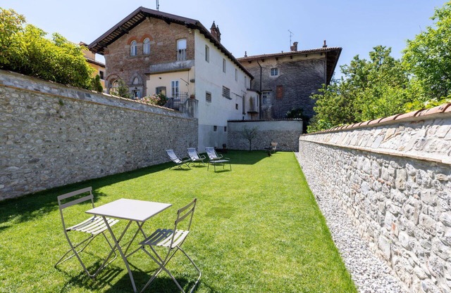 Cosy apartment for 6 guests with A/C, WIFI, TV, balcony and pets allowed