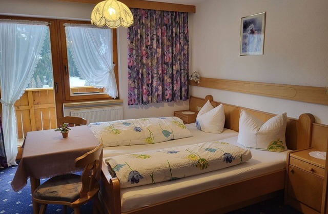 Cosy apartment for 11 guests with WIFI, TV, balcony, pets allowed and parking
