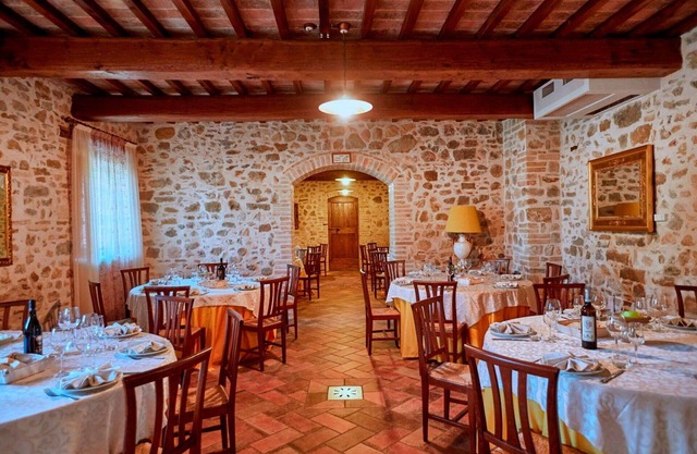 Cosy apartment for 5 guests with WIFI, pool, TV and pets allowed, close to Spoleto