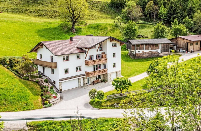 Cosy apartment for 8 guests with hot tub, WIFI, TV and patio