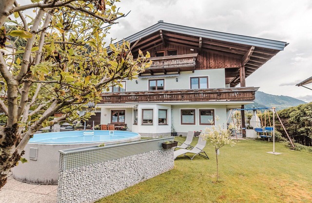 Cosy apartment for 8 people with WIFI, pool, TV, balcony and pets allowed