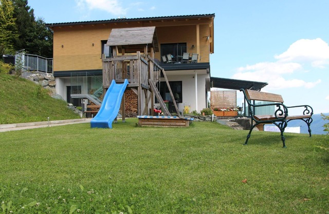 Cosy apartment for four people with a wonderful view of Ossiachersee and the mountains