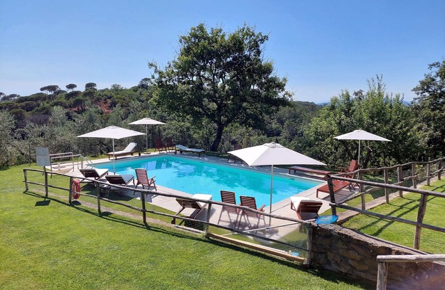 Cosy apartment in a typical farmhouse minutes to Florence, pool, views, relax.