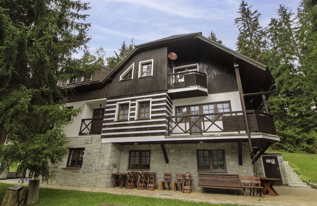 Cosy apartment in villa for 19 people with WIFI, TV, balcony and parking