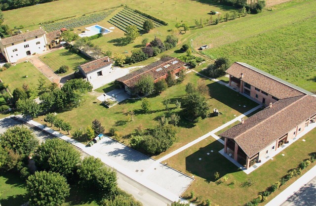 Cosy apartment in villa for 4 guests with A/C, pool, WIFI, TV, terrace and pets allowed