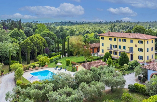 Cosy apartment in villa with private pool, hot tub, WIFI, A/C, TV, pets allowed and parking