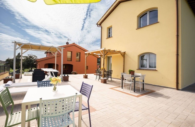 Cosy apartment in villa for 5 guests with WIFI, pool, A/C, TV, patio and parking