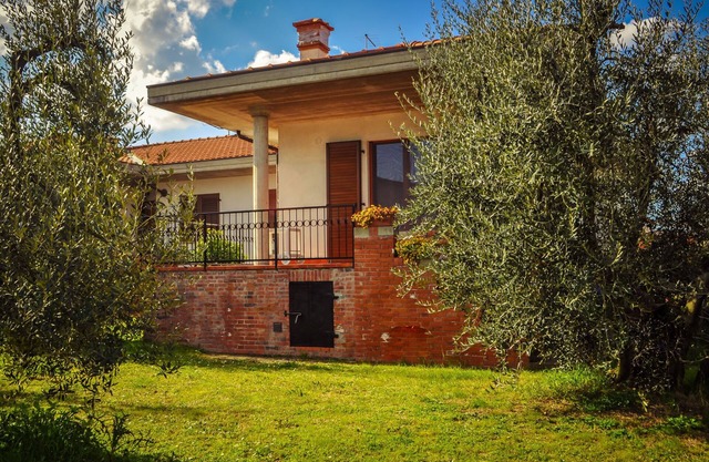 Cosy apartment for 4 people with WIFI, TV and patio, close to Arezzo