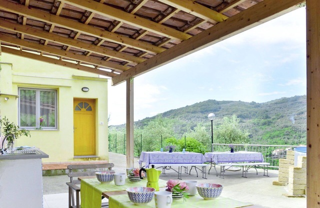 Cosy apartment for 6 guests with pool, TV, patio, pets allowed, panoramic view and parking